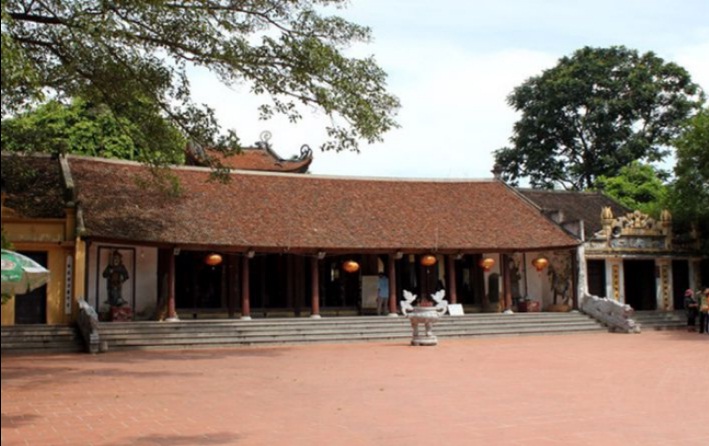 Sân chầu chính đền Dầm